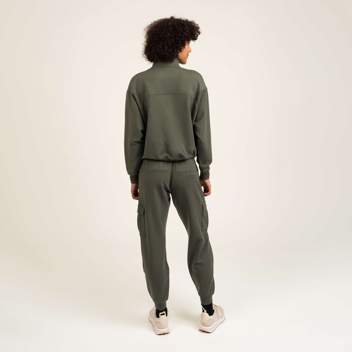 North Outdoor All day 250 naisten vetoketjullinen merinopusero Freja värissä nokkonen, mulesing-vapaa merinovilla. Suunniteltu Suomessa. - Malli on 180 cm ja käyttää kokoa S
