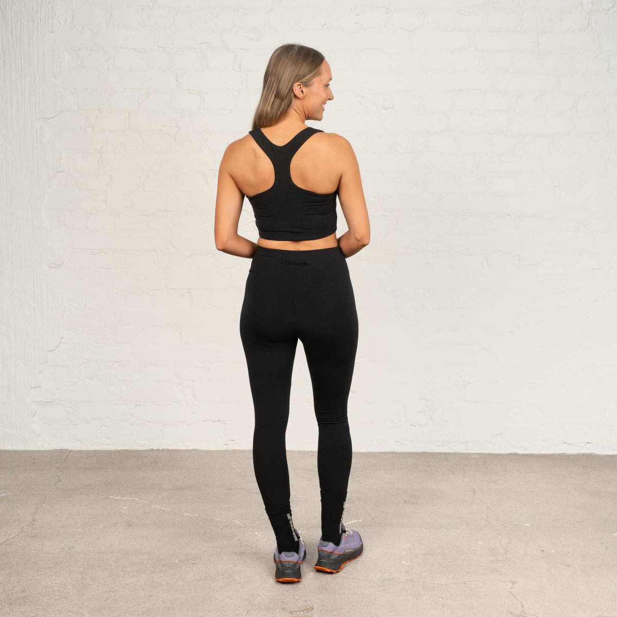 North Outdoor Lena merino bra top W värissä musta, mulesing-vapaa merinovilla. Suunniteltu Suomessa. - Malli on 174 cm ja käyttää kokoa S