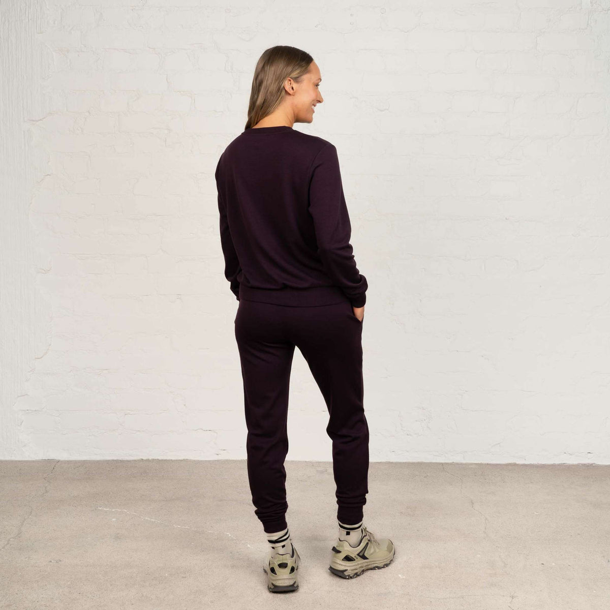 North Outdoor Alva merinopullover för dam i aubergine mulesing-fri merinoull. Designad i Finland. - Modellen är 174 cm och bär storlek S