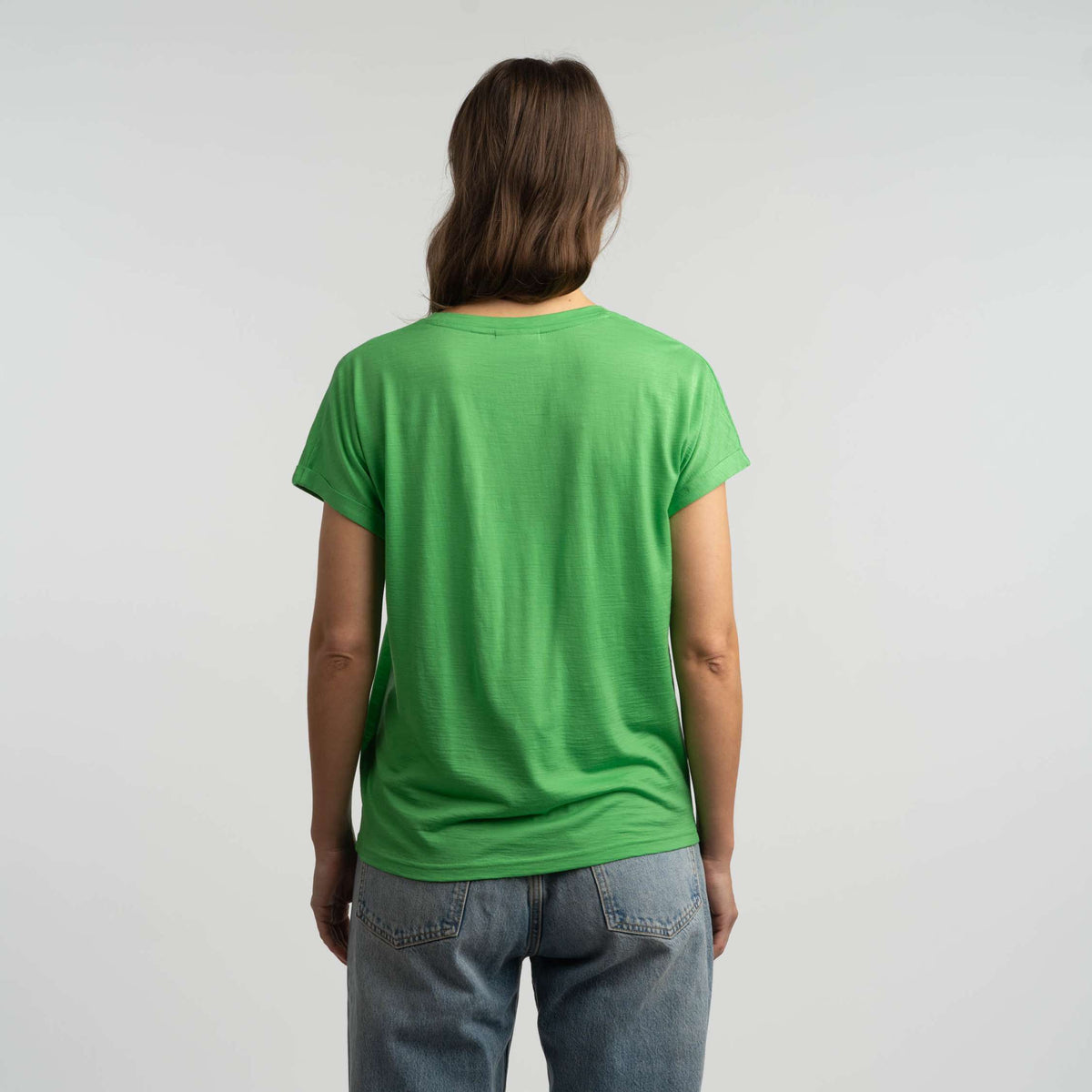 North Outdoor Edit merino-t-shirt för dam i gräsgrön mulesing-fri merinoull. Designad i Finland. - Modellen är 175 cm och bär storlek S
