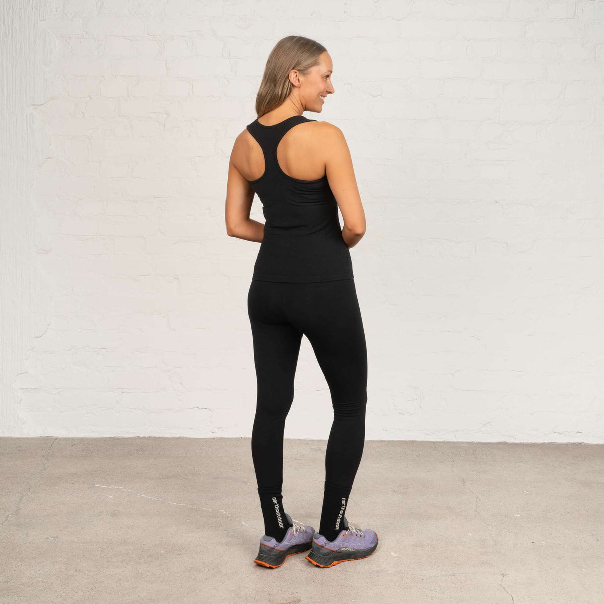 North Outdoor Nina merino top W värissä musta, mulesing-vapaa merinovilla. Suunniteltu Suomessa. - Malli on 174 cm ja käyttää kokoa S