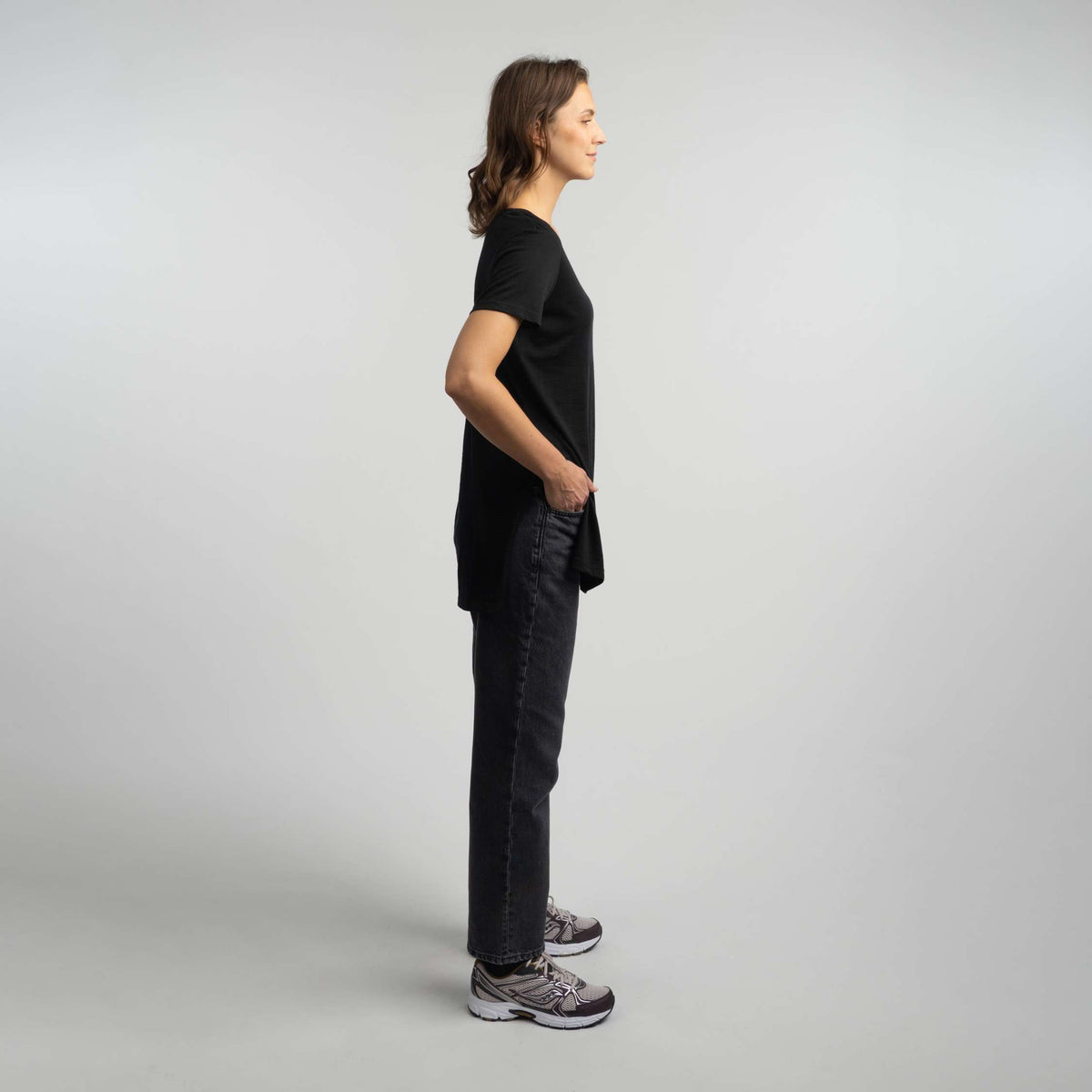 North Outdoor Olivia merino T-paita W värissä musta, mulesing-vapaa merinovilla. Suunniteltu Suomessa. - Malli on 175 cm ja käyttää kokoa S