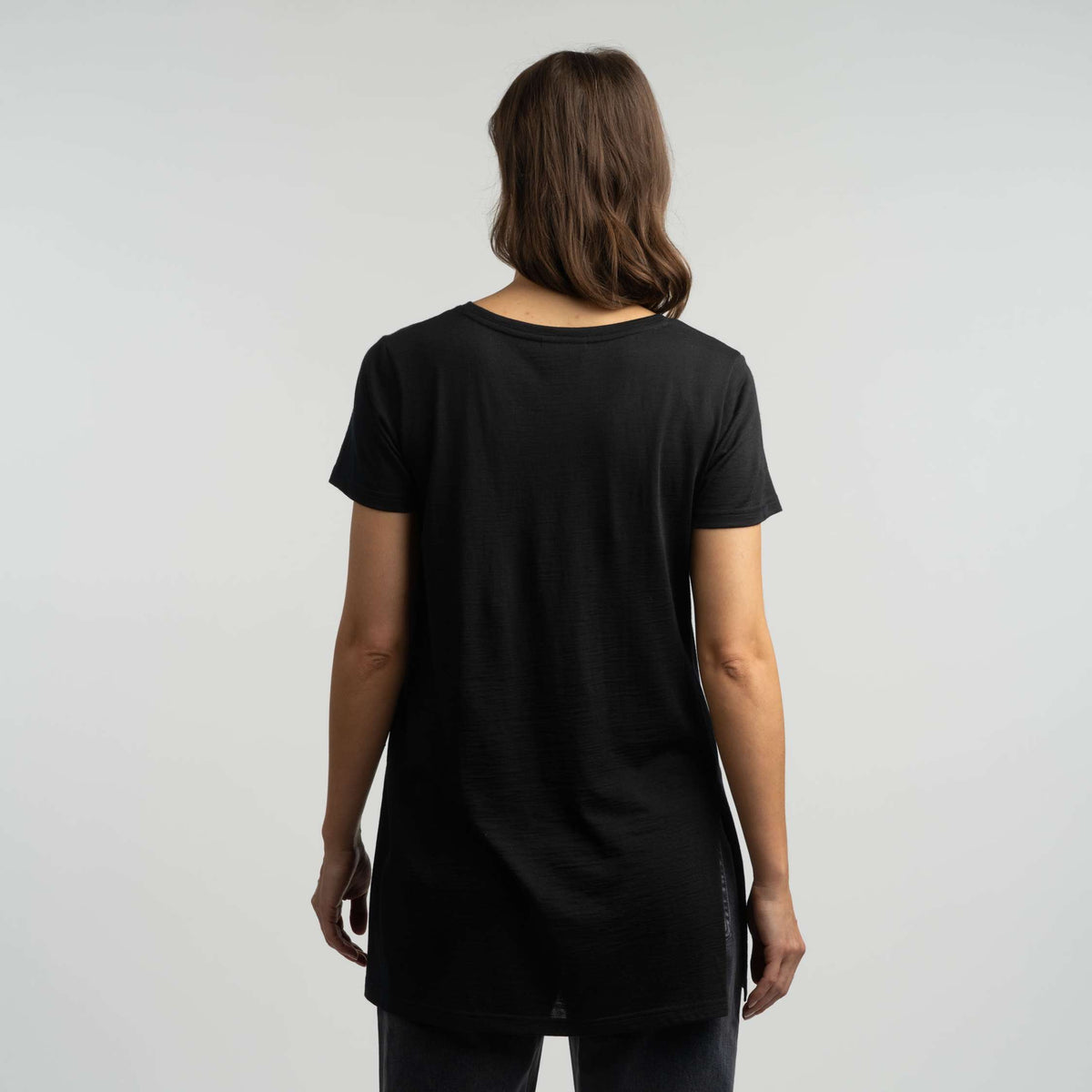 North Outdoor Olivia merino T-paita W värissä musta, mulesing-vapaa merinovilla. Suunniteltu Suomessa. - Malli on 175 cm ja käyttää kokoa S