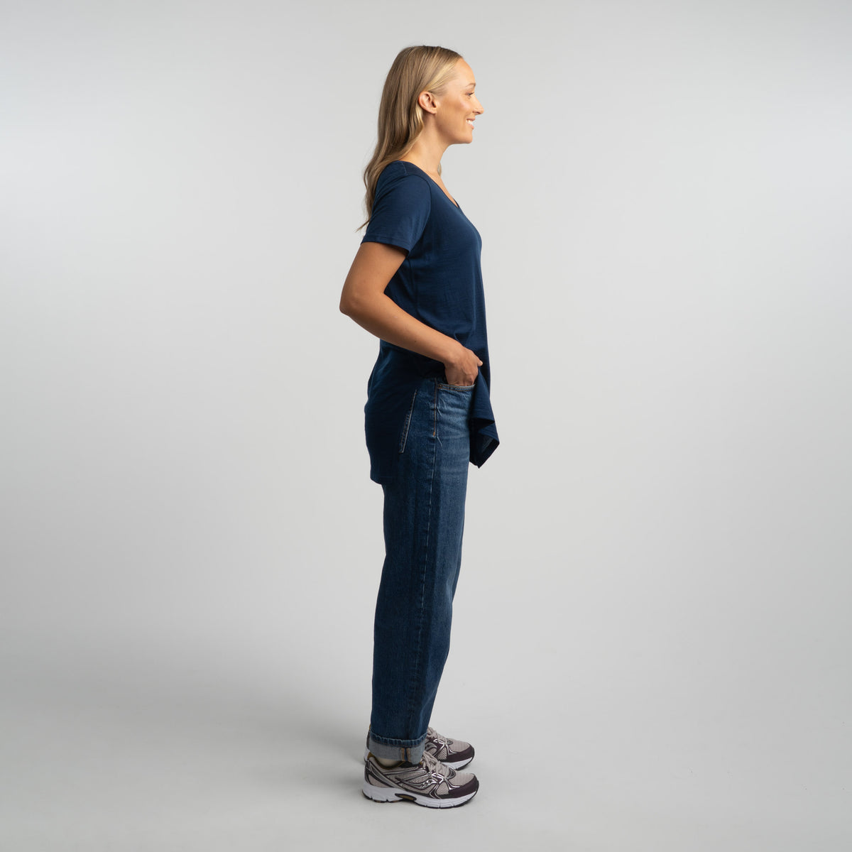 North Outdoor Olivia naisten merino T-paita värissä tumma mustikka, mulesing-vapaa merinovilla. Suunniteltu Suomessa. - Malli on 174 cm ja käyttää kokoa S