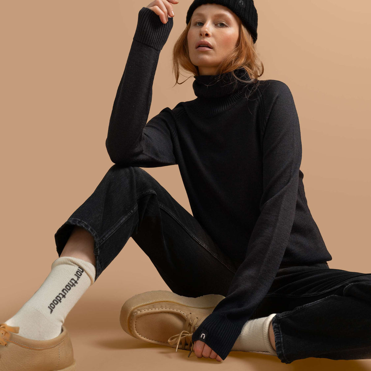 North Outdoor Halla Damen-Strickpullover in Kohleschwarz, mulesingfreie Merinowolle. Hergestellt in Finnland - Model ist 173 cm groß und trägt Größe S
