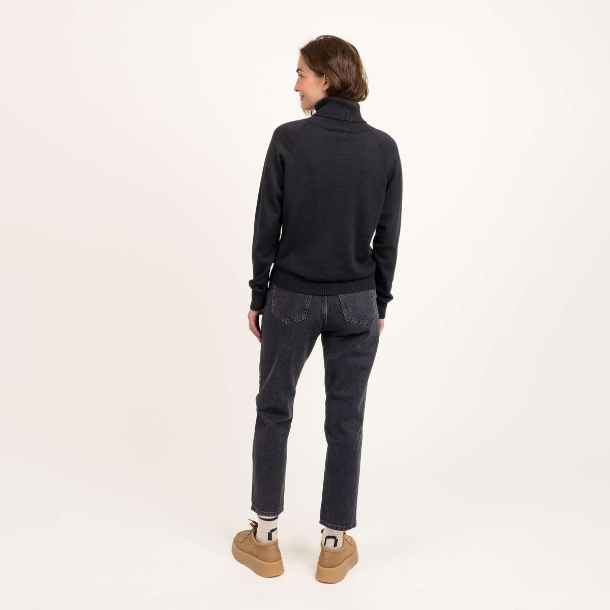 North Outdoor Halla Damen-Strickpullover in Kohleschwarz, mulesingfreie Merinowolle. Hergestellt in Finnland - Model ist 175 cm groß und trägt Größe S