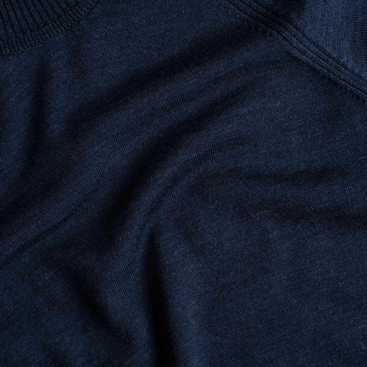 North Outdoor Halla merino stickad tröja för dam i indigo mulesing-fri merinoull. Tillverkad i Finland. - 