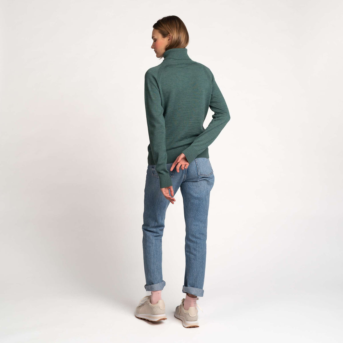North Outdoor Halla Damen Merino-Strickpullover in Pistazie, Mulesing-frei Merinowolle. Hergestellt in Finnland. - Das Model ist 175 cm groß und trägt Größe S