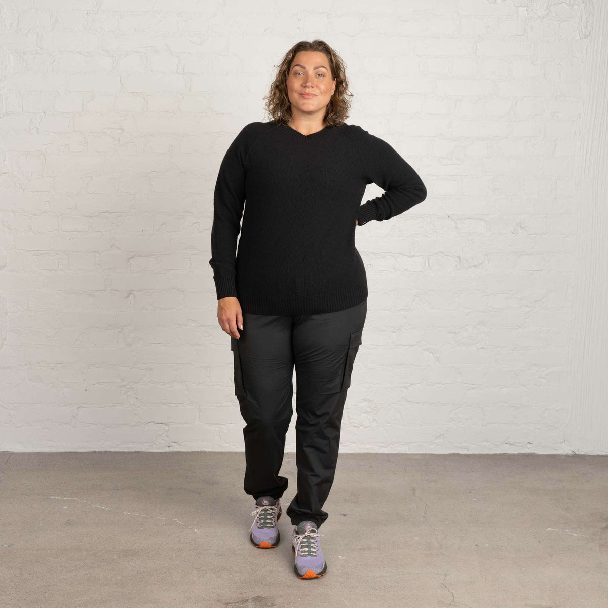 North Outdoor Kuohu Damen-Strickpullover in Kohleschwarz, mulesingfreie Merinowolle. Hergestellt in Finnland - Model ist 178 cm groß und trägt Größe XL