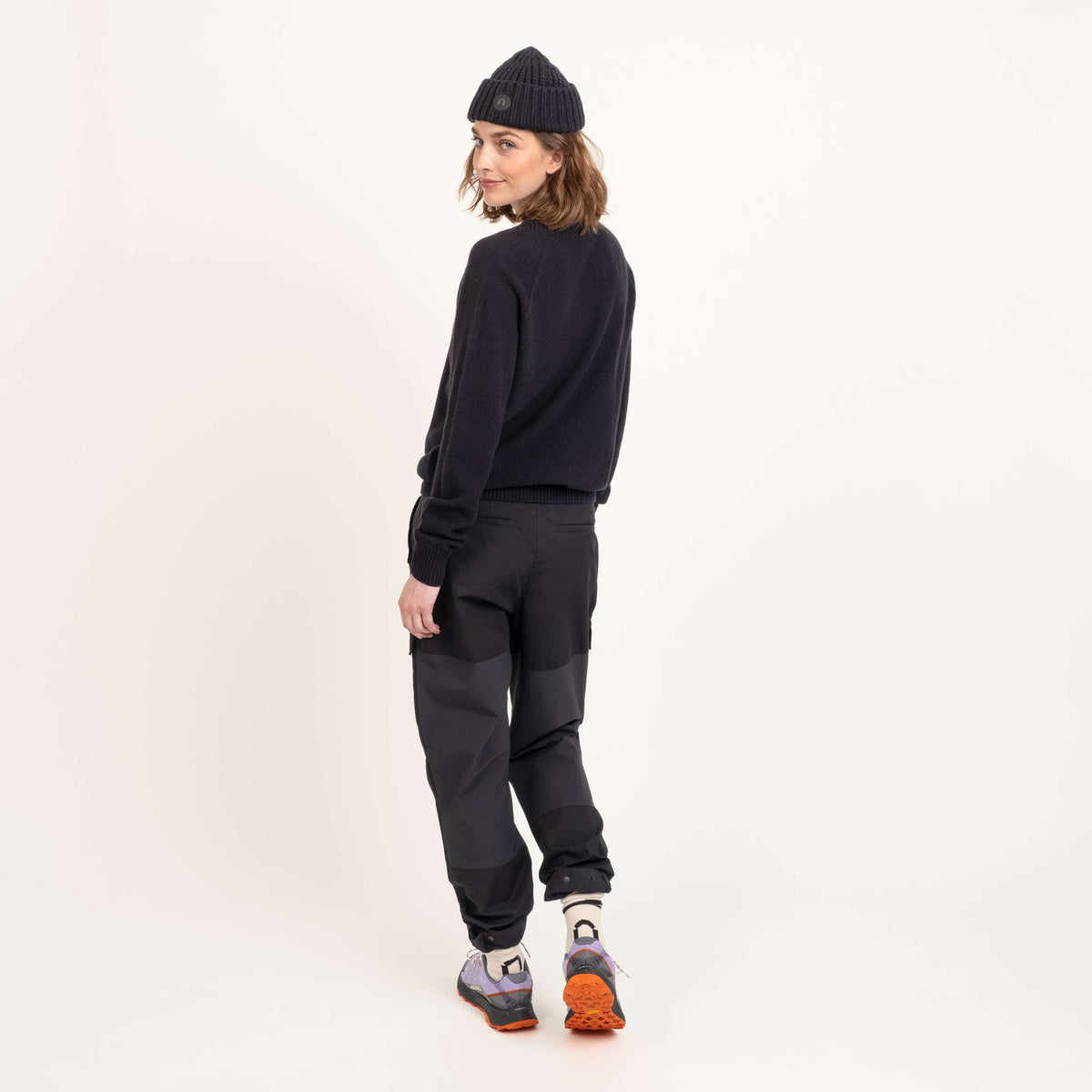 North Outdoor Kuohu Damen-Strickpullover in Kohleschwarz, mulesingfreie Merinowolle. Hergestellt in Finnland - Model ist 175 cm groß und trägt Größe S