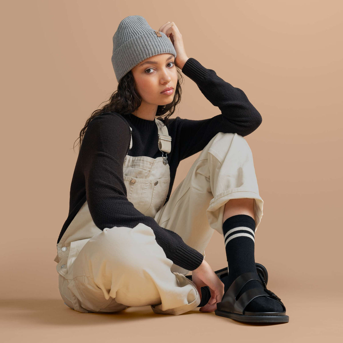 North Outdoor Kuohu Damen-Strickpullover in Kohleschwarz, mulesingfreie Merinowolle. Hergestellt in Finnland - Model ist 180 cm groß und trägt Größe S