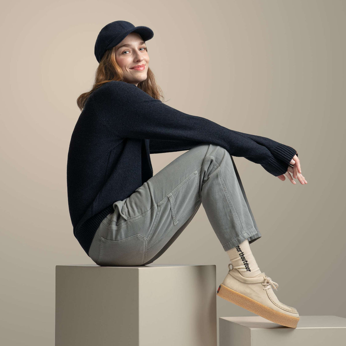 North Outdoor Kuohu Dames merinotrui in de kleur indigoblauw, mulesing-vrij merinowol. Gemaakt in Finland. - Het model is 175 cm lang en draagt maat S