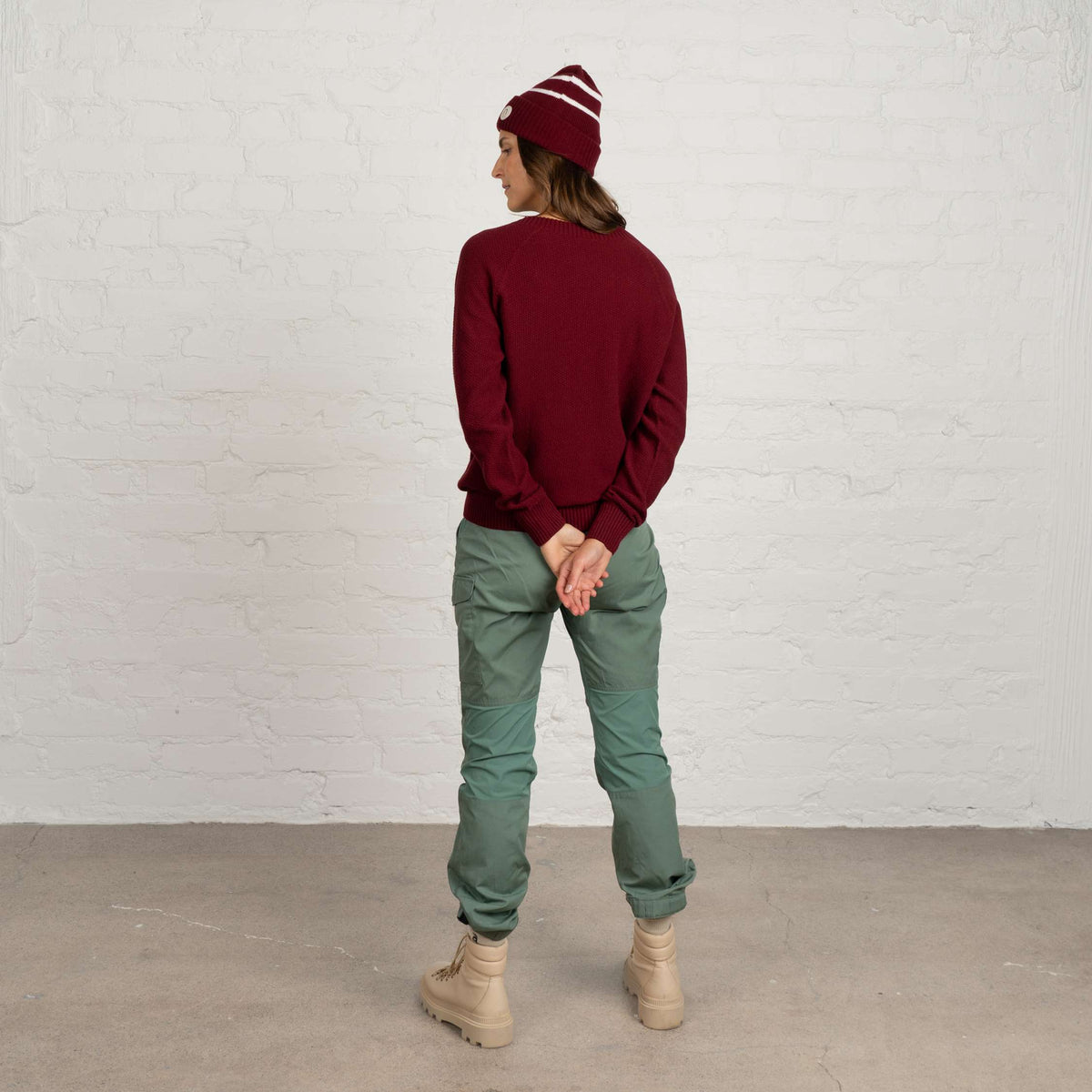 North Outdoor Kuohu Damen Merino-Strickpullover in der Farbe Cranberry, Mulesing-frei Merinowolle. Hergestellt in Finnland. - Das Model ist 175 cm groß und trägt Größe M