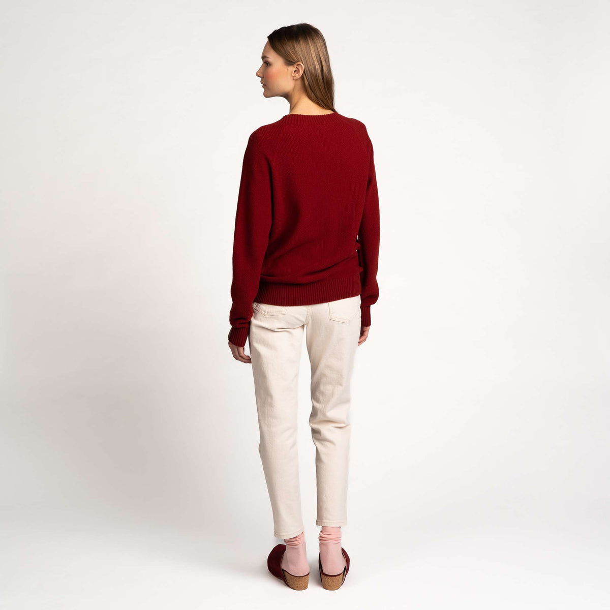 North Outdoor Kuohu femme pull en maille de mérinos couleur chili, sans mulesing Laine mérinos. Fabriqué en Finlande. - Le mannequin mesure 175 cm et porte une taille S