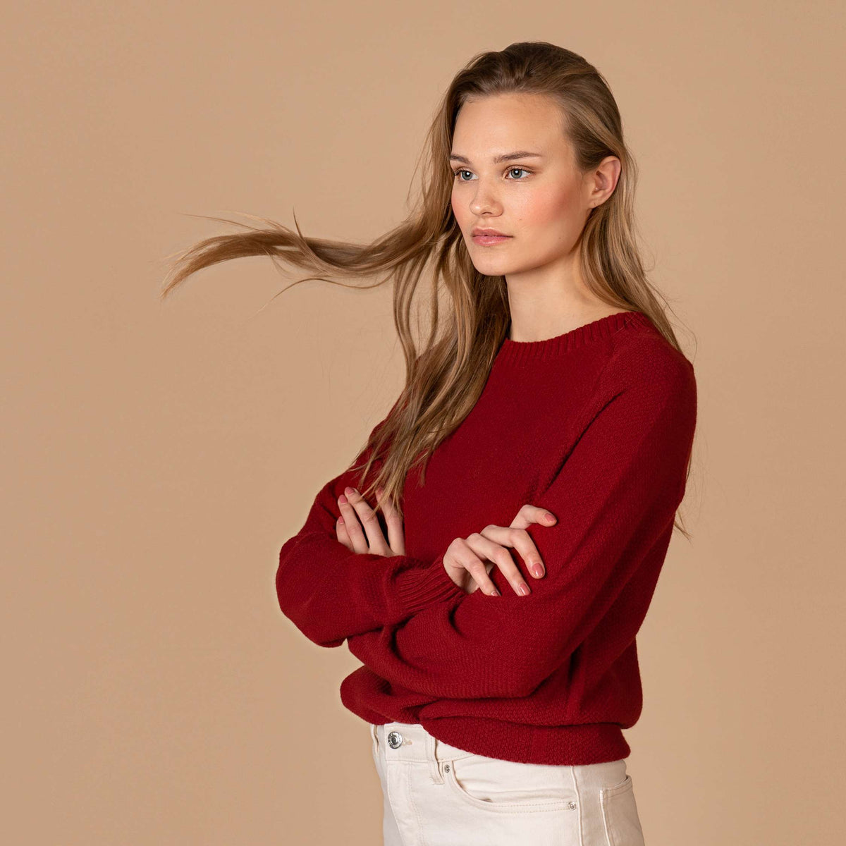 North Outdoor Kuohu femme pull en maille de mérinos couleur chili, sans mulesing Laine mérinos. Fabriqué en Finlande. - Le mannequin mesure 175 cm et porte une taille S