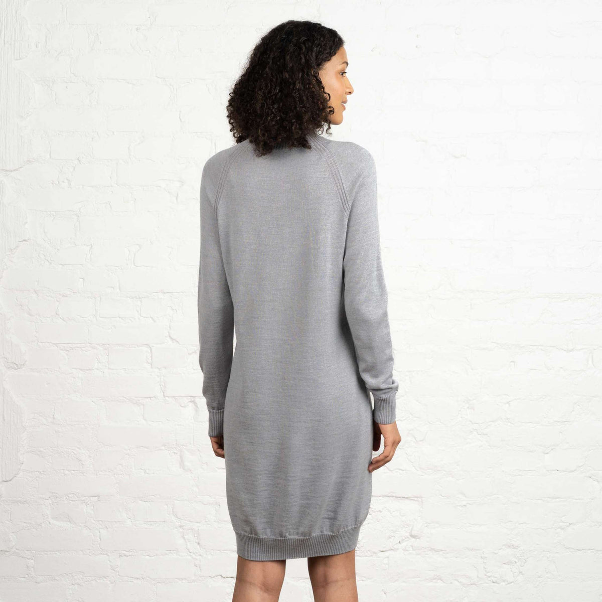 North Outdoor Abito in merino Hilla da donna nel colore grigio chiaro, Lana merino senza mulesing. Prodotto in Finlandia. - La modella è alta 180 cm e indossa la taglia M