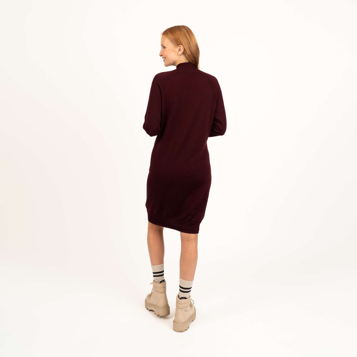 Modellen är 173 cm lång och bär storlek S