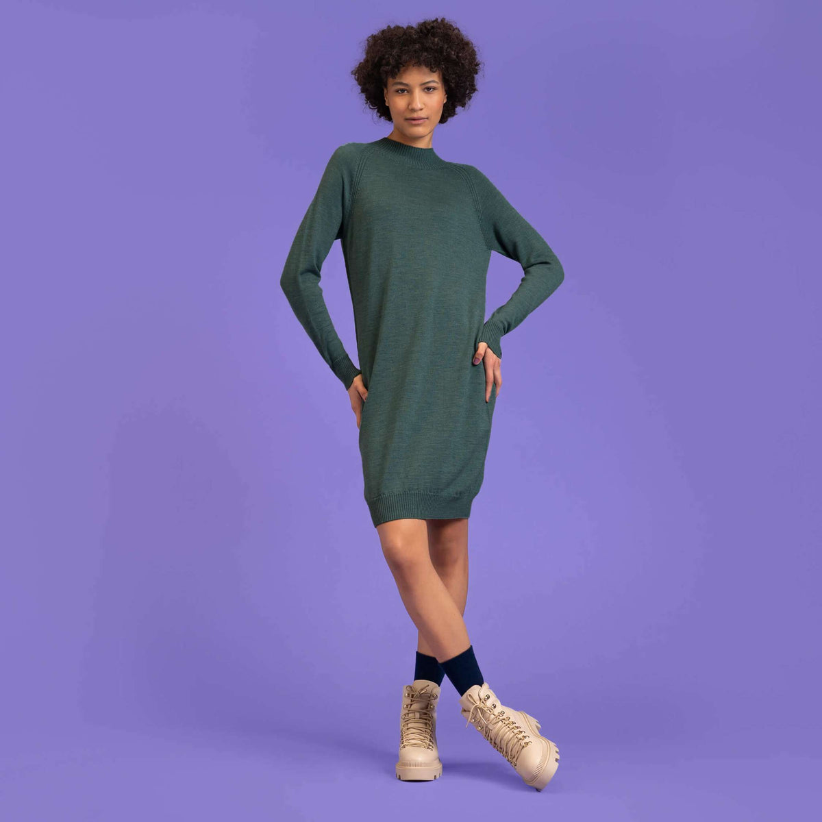 North Outdoor Hilla Dames merino jurk in pistachekleur, mulesing-vrij merinowol. Gemaakt in Finland. - Het model is 180 cm lang en draagt maat S