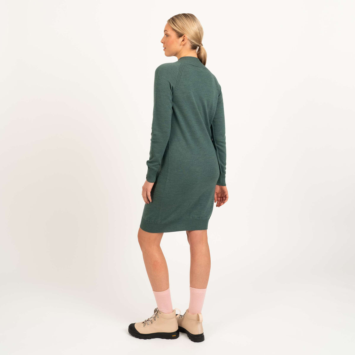 North Outdoor Hilla Dames merino jurk in pistachekleur, mulesing-vrij merinowol. Gemaakt in Finland. - Het model is 176 cm lang en draagt maat S