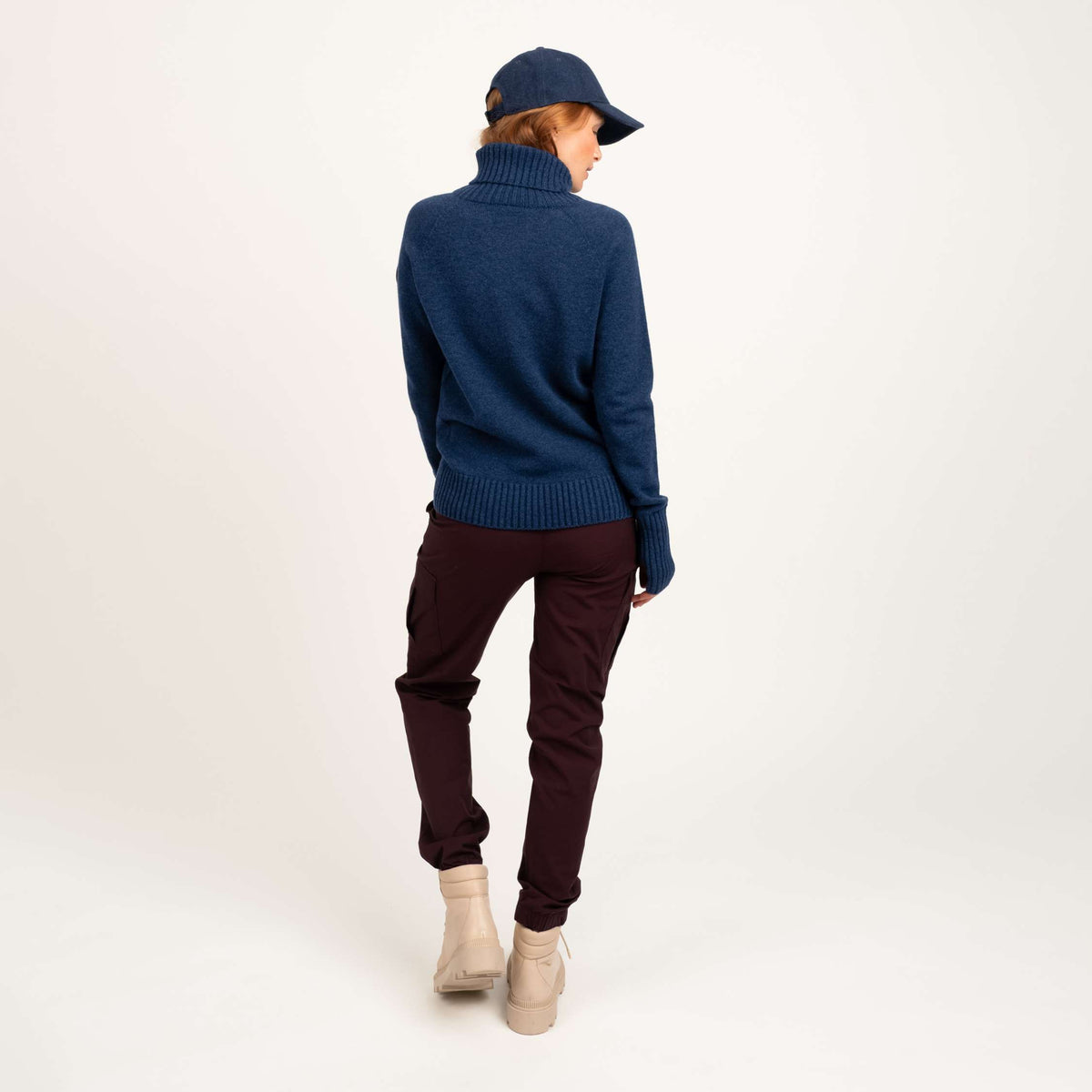 North Outdoor Kuulas Women's merino wool sweater in midnight blue, mulesing-free merino wool. Made in Finland. - The model is 173 cm tall and wears size S
