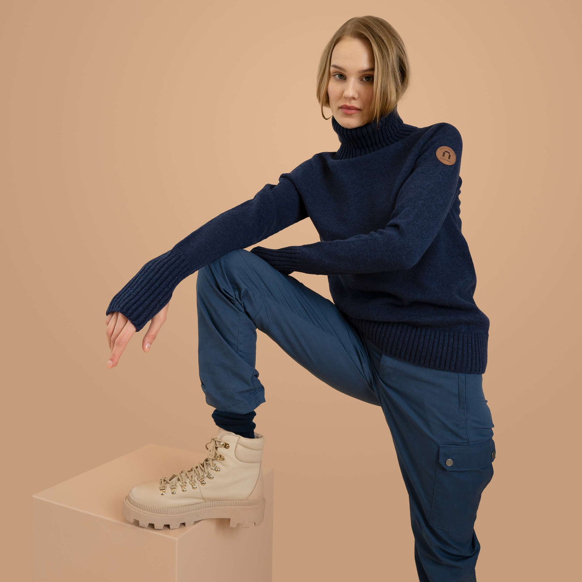 North Outdoor Kuulas Women's merino wool sweater in midnight blue, mulesing-free merino wool. Made in Finland. - The model is 175 cm tall and wears size S