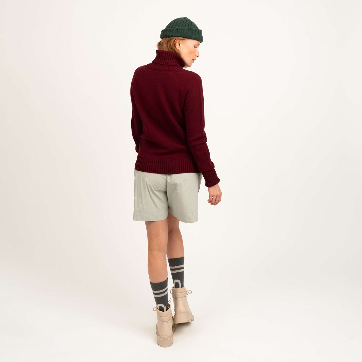 North Outdoor Kuulas Damen Merinowollpullover in der Farbe Cranberry, Mulesing-frei Merinowolle. Hergestellt in Finnland. - Das Model ist 173 cm groß und trägt Größe S