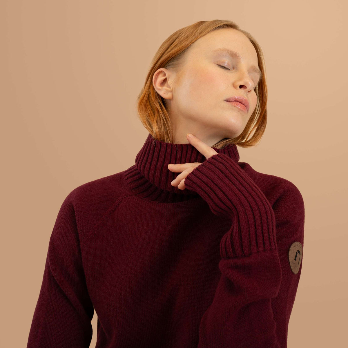 North Outdoor Kuulas Damen Merinowollpullover in der Farbe Cranberry, Mulesing-frei Merinowolle. Hergestellt in Finnland. - Das Model ist 173 cm groß und trägt Größe S