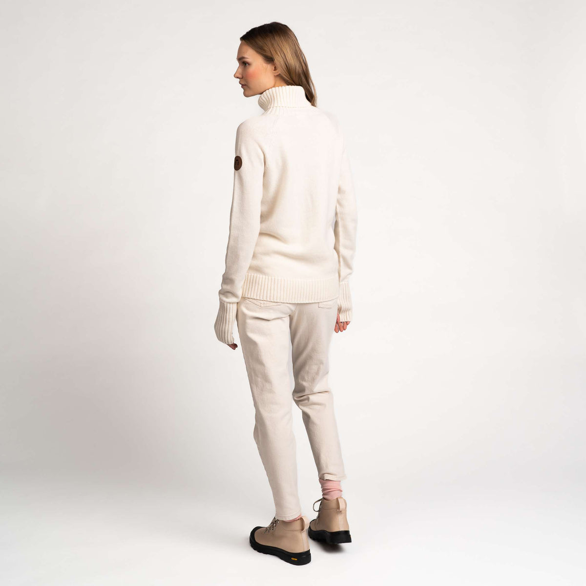 North Outdoor Kuulas Dames merinowollen shirt in de kleur sneeuwwit, mulesing-vrij merinowol. Gemaakt in Finland. - Het model is 175 cm lang en draagt maat S