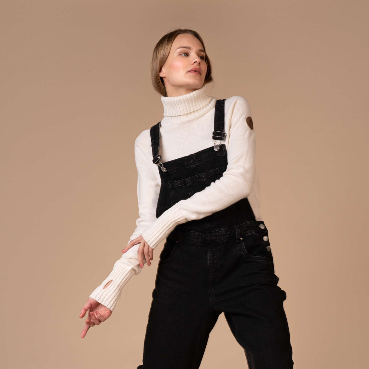 North Outdoor Kuulas Dames merinowollen shirt in de kleur sneeuwwit, mulesing-vrij merinowol. Gemaakt in Finland. - Het model is 175 cm lang en draagt maat S