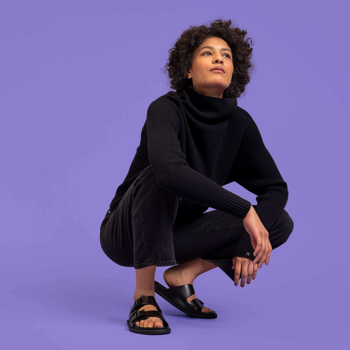 North Outdoor Kieppi Damen Merinowollpullover in der Farbe Kohleschwarz, Mulesing-frei Merinowolle. Hergestellt in Finnland. - Das Model ist 180 cm groß und trägt Größe S