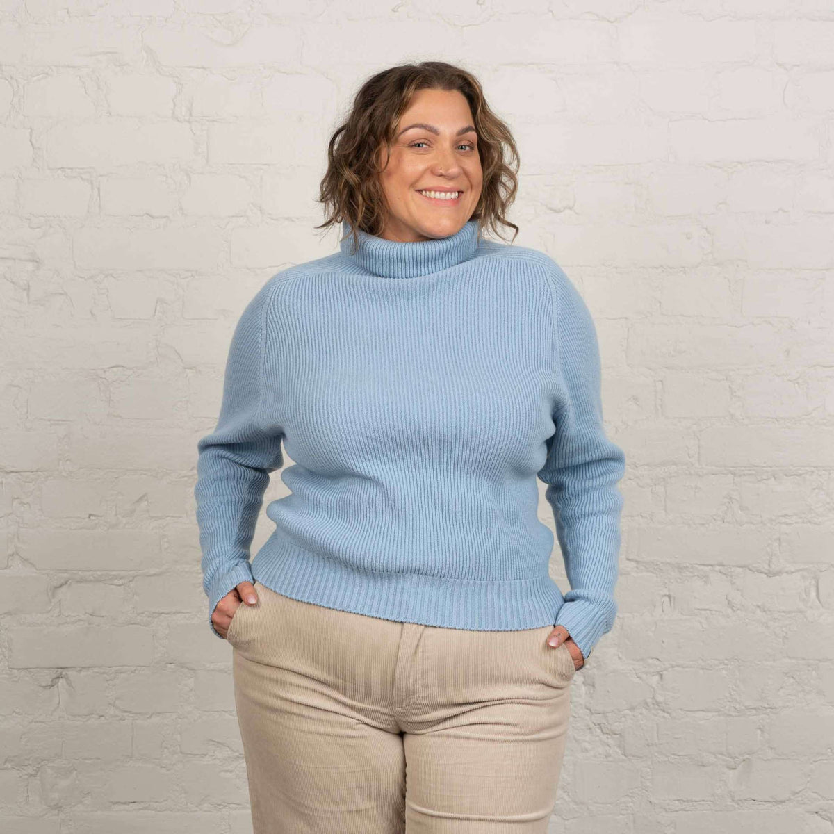 North Outdoor Maglione in lana merino Kieppi da donna nel colore azzurro chiaro, mulesing-free Lana merino. Prodotto in Finlandia. - La modella è alta 178 cm e indossa la taglia XL
