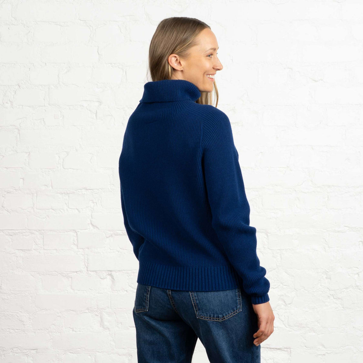 North Outdoor Kieppi femme pull en laine mérinos de couleur bleu profond, sans mulesing Laine mérinos. Fabriqué en Finlande. - Le mannequin mesure 174 cm et porte une taille M