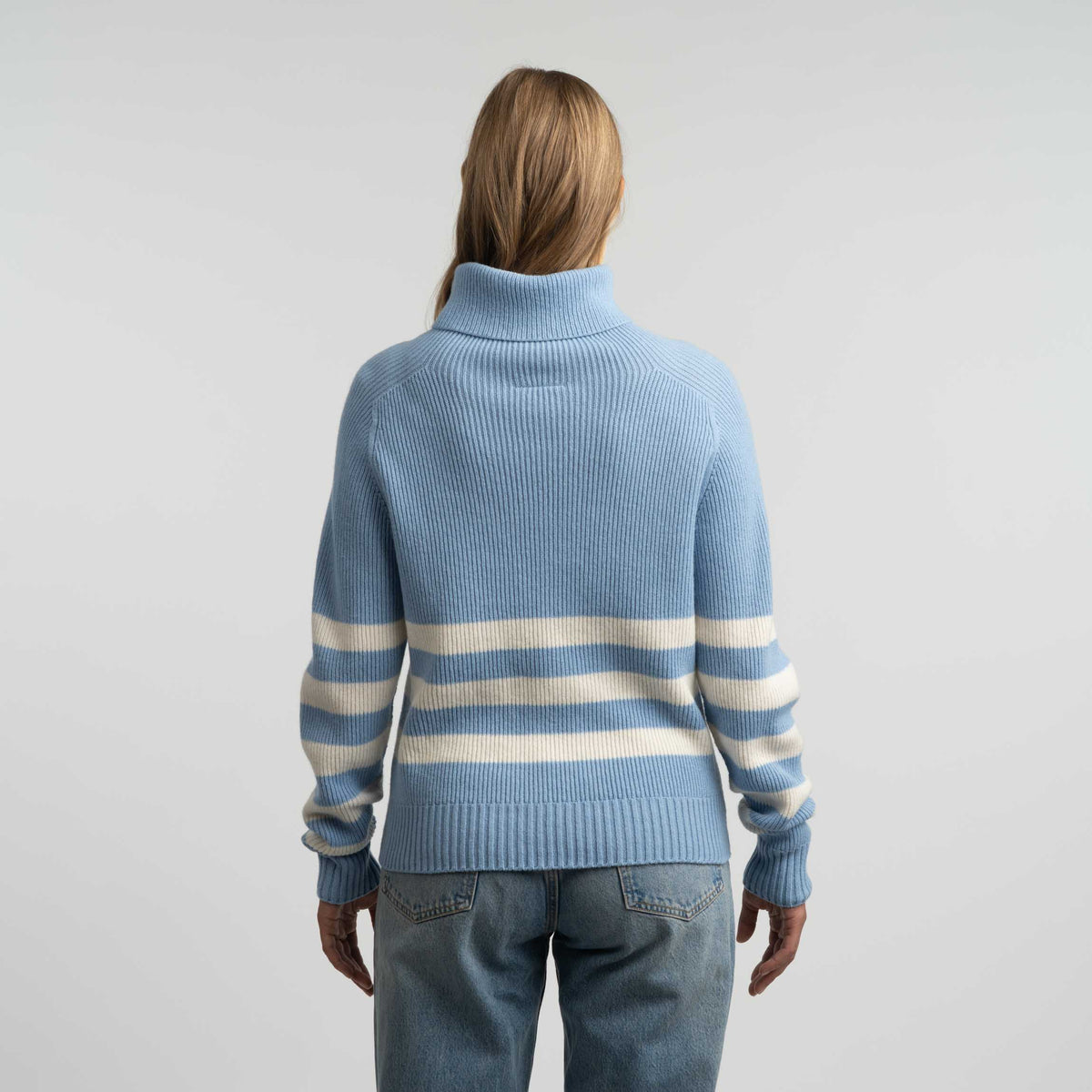 North Outdoor Maglione in lana merino Kieppi da donna nel colore azzurro chiaro I bianco neve, mulesing-free Lana merino. Realizzato in Finlandia. - Il modello è alto 174 cm e indossa la taglia M