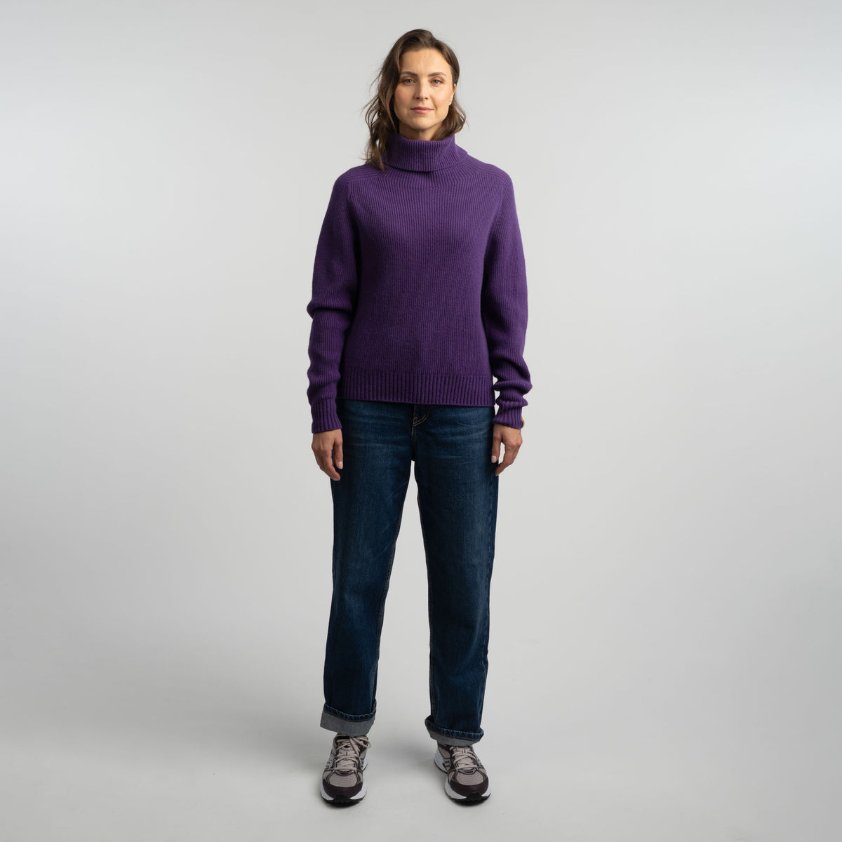 North Outdoor Kieppi naisten merinovillapaita värissä pehmeä violetti, mulesing-vapaa merinovilla. Valmistettu Suomessa. - Malli on 175 cm ja käyttää kokoa M