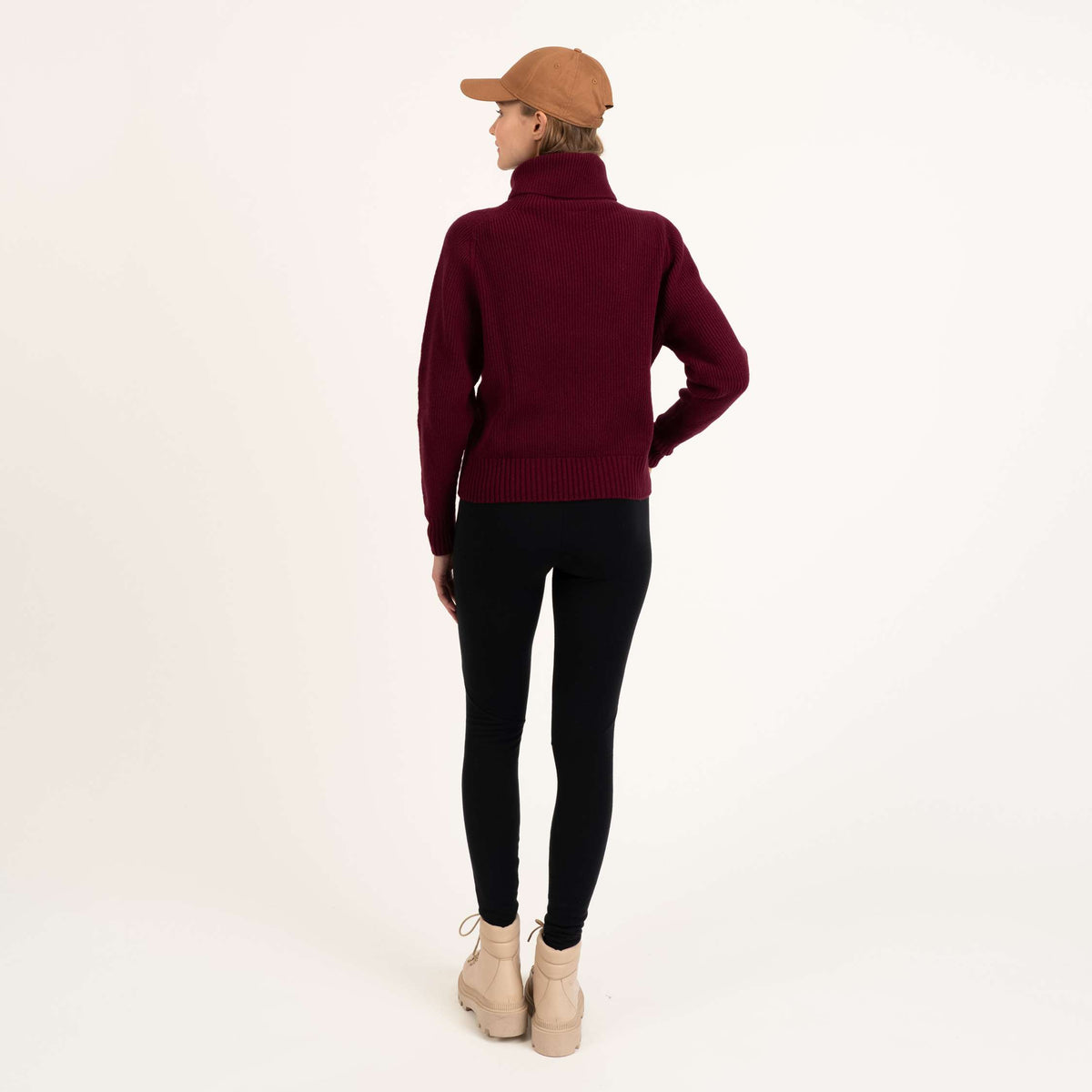 North Outdoor Kieppi femme pull en laine mérinos de couleur mauve foncé, sans mulesing Laine mérinos. Fabriqué en Finlande. - Le modèle mesure 175 cm et porte la taille S
