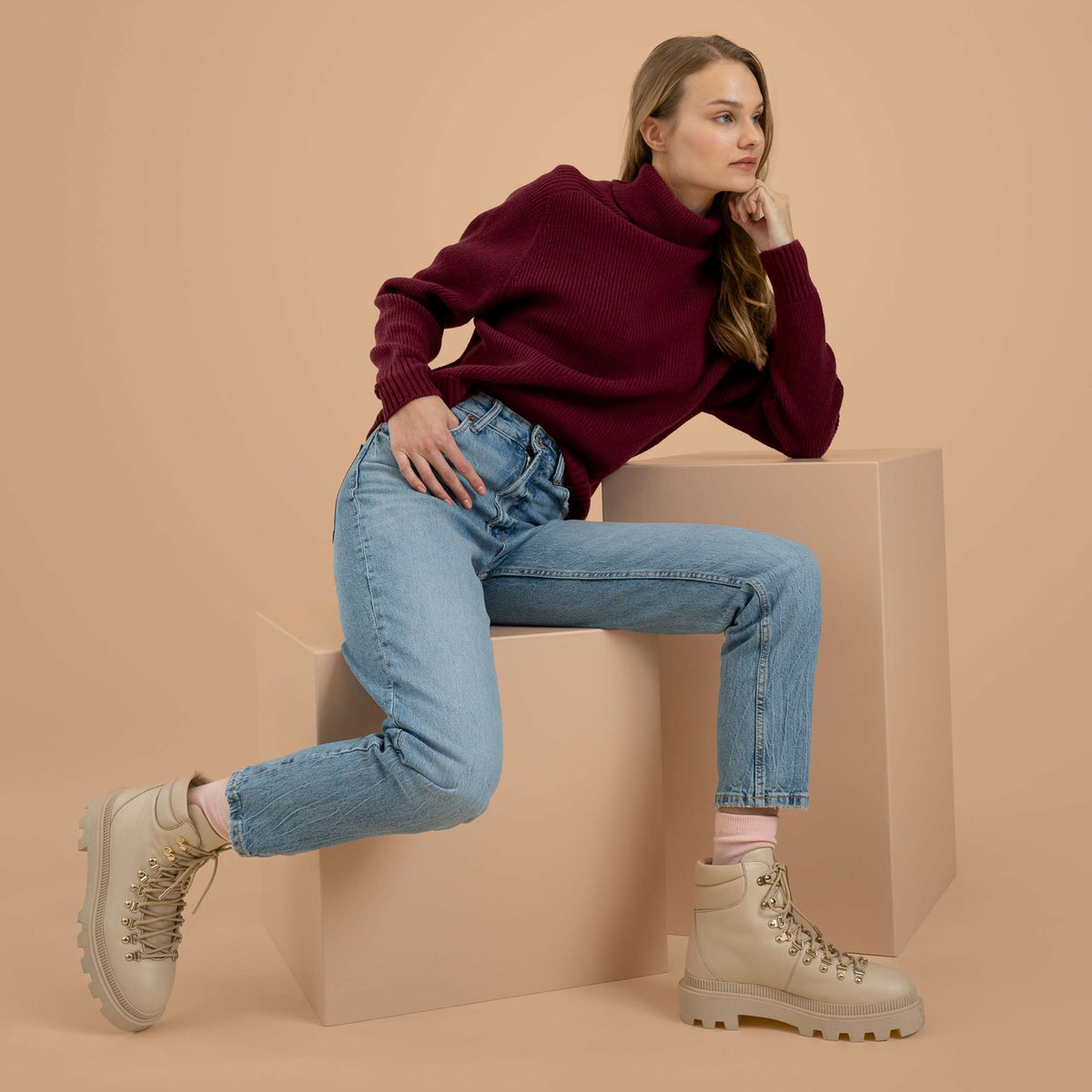 North Outdoor Kieppi femme pull en laine mérinos de couleur mauve foncé, sans mulesing Laine mérinos. Fabriqué en Finlande. - Le modèle mesure 175 cm et porte la taille S