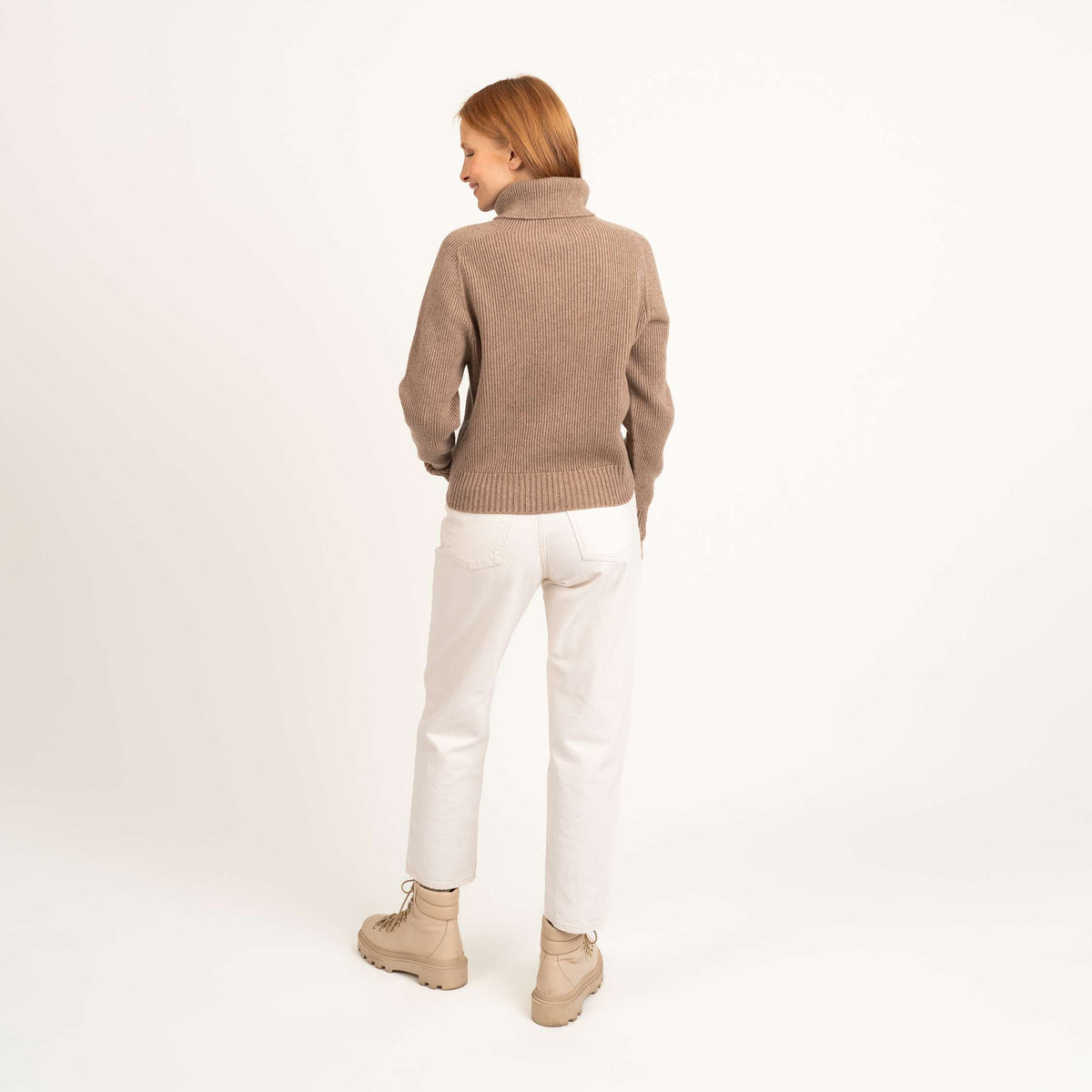 North Outdoor Kieppi Dames merinowollen trui in de kleur latte, mulesing-vrij merinowol. Gemaakt in Finland. - Het model is 173 cm en draagt maat S