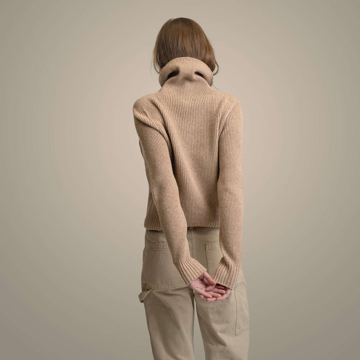 North Outdoor Kieppi Dames merinowollen trui in de kleur latte, mulesing-vrij merinowol. Gemaakt in Finland. - Het model is 175 cm en draagt maat S