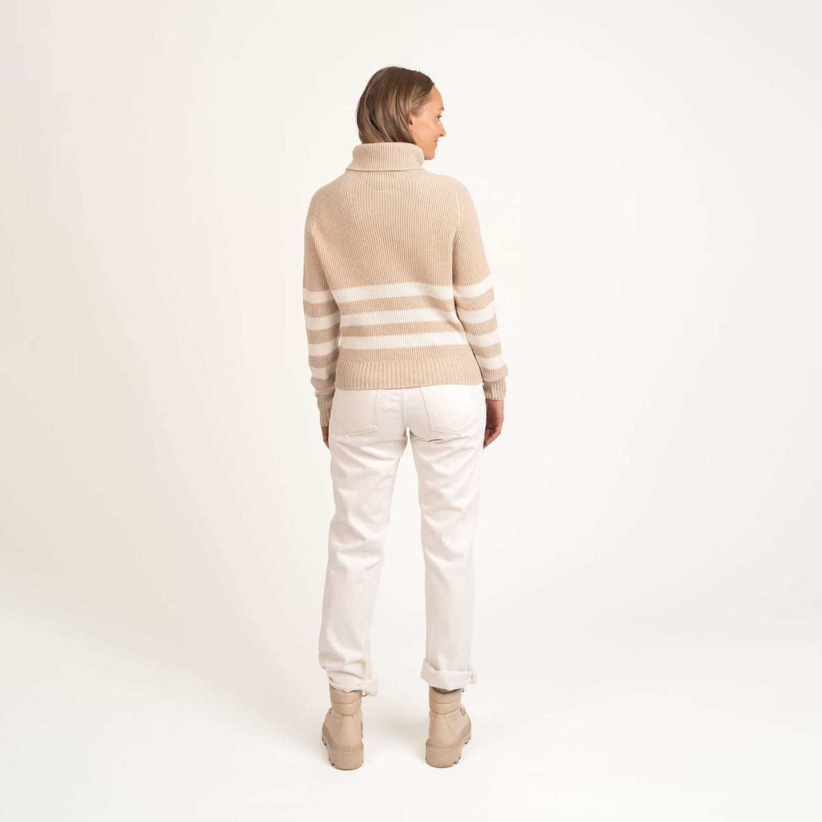 North Outdoor Kieppi Dames merinowollen trui in de kleur amandel, mulesing-vrij merinowol. Gemaakt in Finland. - Het model is 174 cm en draagt maat S