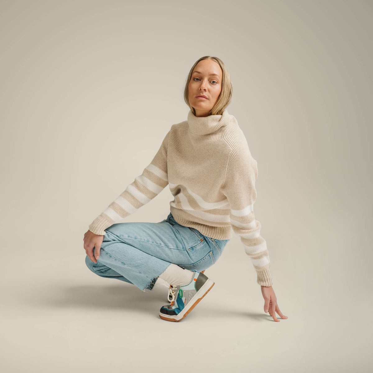 North Outdoor Kieppi Dames merinowollen trui in de kleur amandel, mulesing-vrij merinowol. Gemaakt in Finland. - Het model is 174 cm en draagt maat S