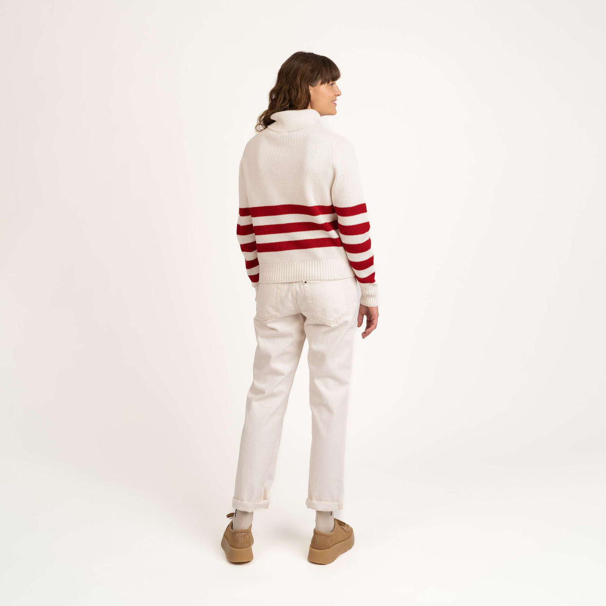 North Outdoor Kieppi Damen Merinowollpullover in der Farbe Schneeweiß, Mulesing-frei Merinowolle. Hergestellt in Finnland. - North Outdoor Merinowolle Strickpullover - Das Model ist 178 cm groß und trägt Größe M