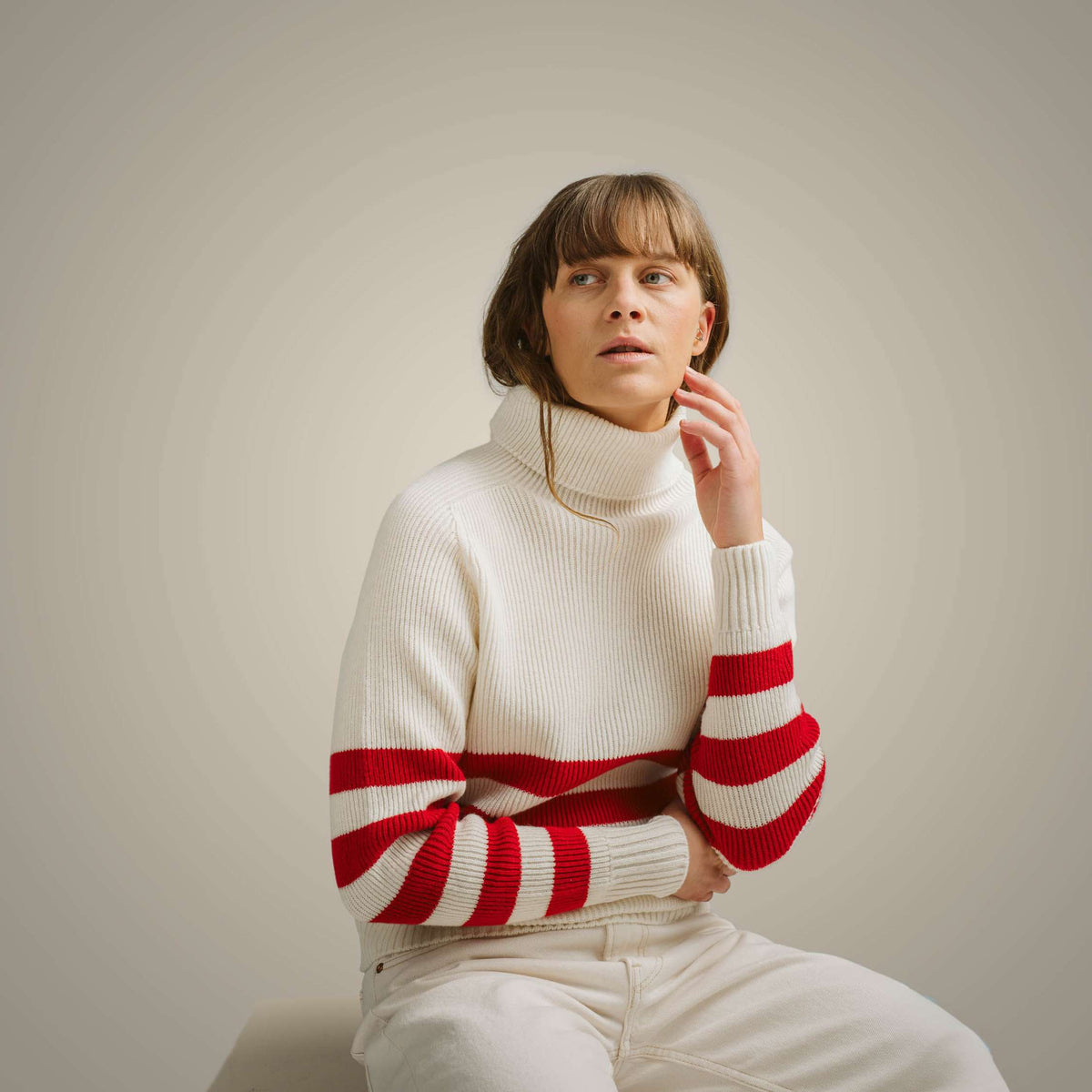 North Outdoor Kieppi Damen Merinowollpullover in der Farbe Schneeweiß, Mulesing-frei Merinowolle. Hergestellt in Finnland. - Das Model ist 178 cm groß und trägt Größe M