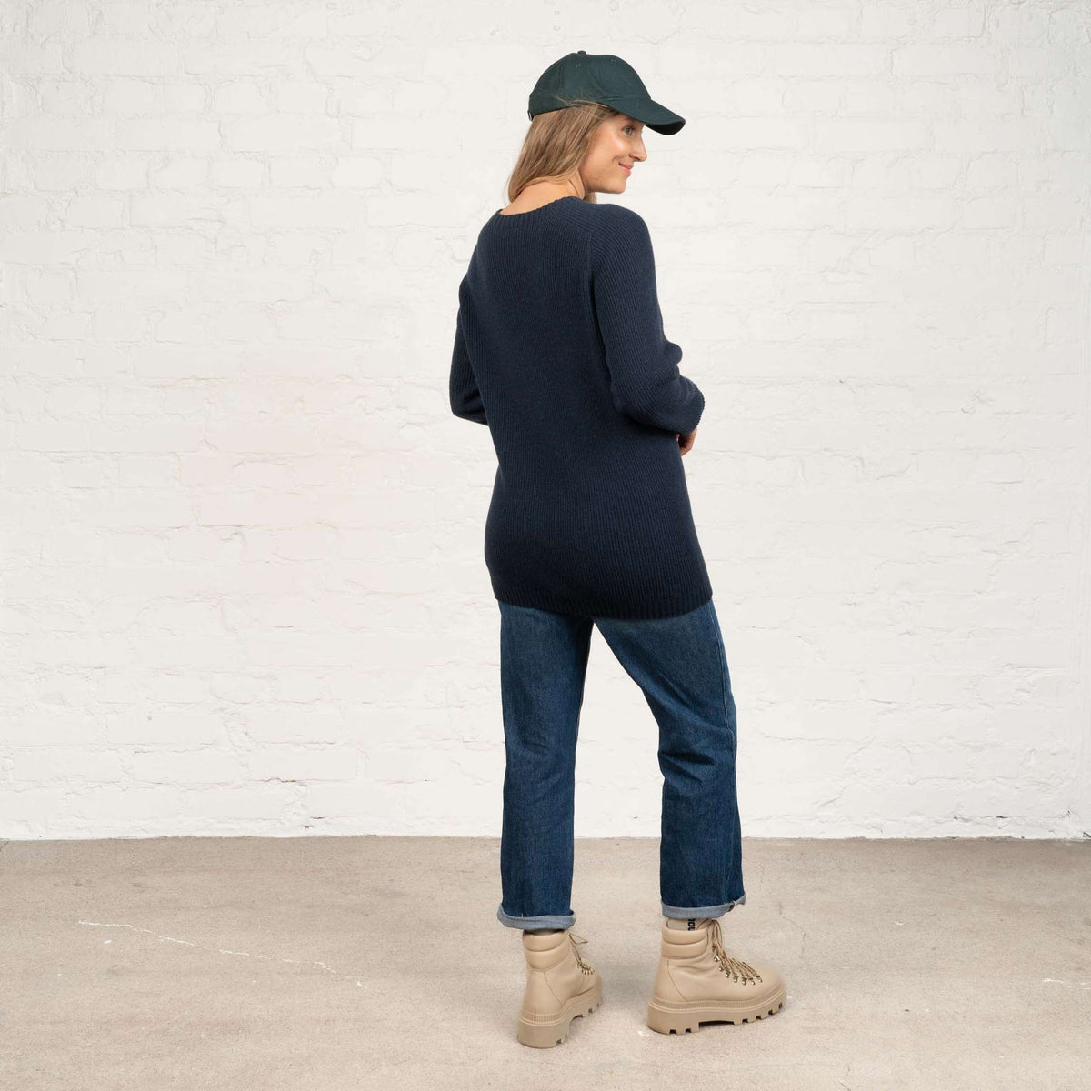 North Outdoor Pull en laine mérinos Kinos femme couleur bleu indigo, sans mulesing Laine mérinos. Fabriqué en Finlande. - Le mannequin mesure 174 cm et porte une taille M