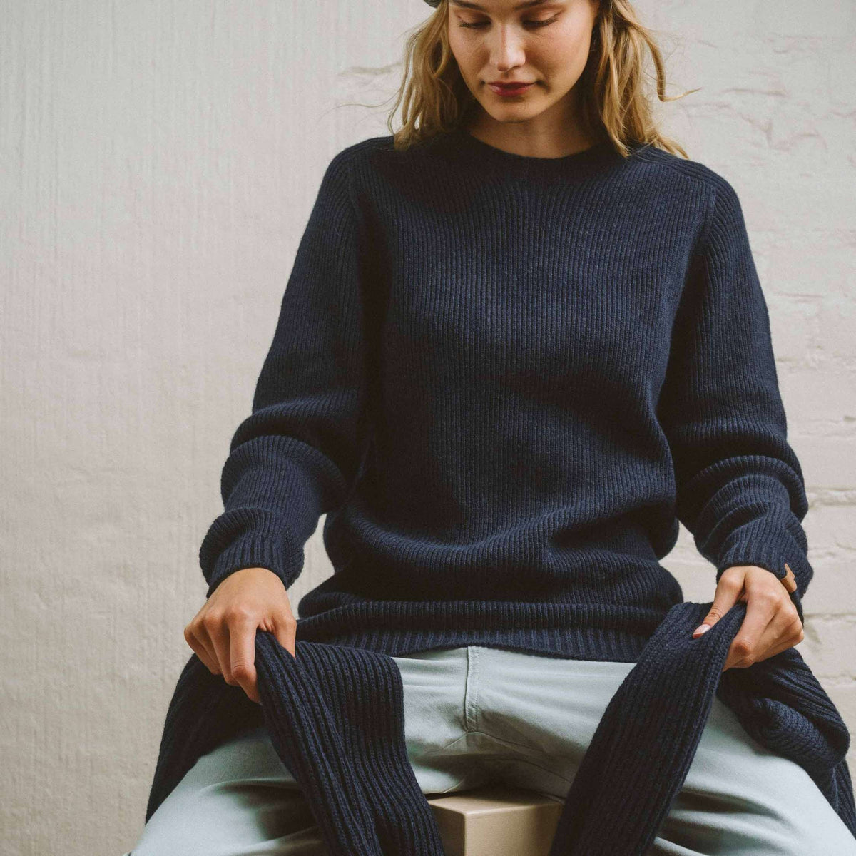 North Outdoor Pull en laine mérinos Kinos femme couleur bleu indigo, sans mulesing Laine mérinos. Fabriqué en Finlande. - Le mannequin mesure 175 cm et porte une taille M