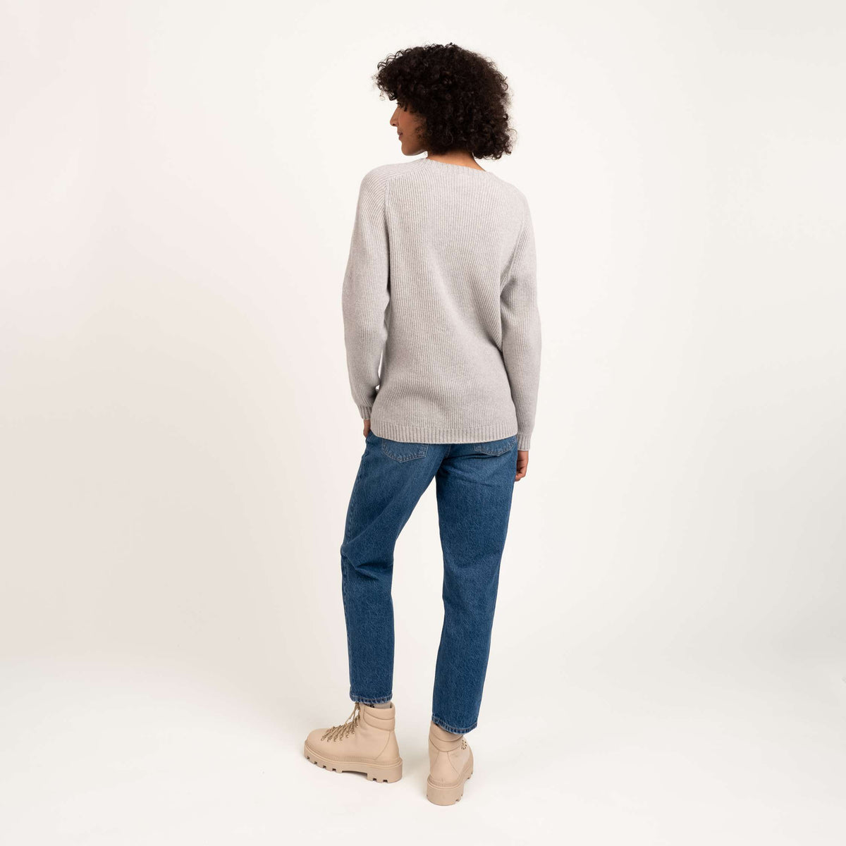 North Outdoor Maglione in lana merino Kinos da donna nel colore grigio nuvola, mulesing-free Lana merino. Prodotto in Finlandia. - La modella è alta 180 cm e indossa la taglia S