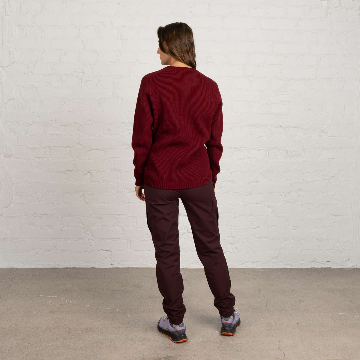 North Outdoor Maglione in lana merino Kinos da donna nel colore mirtillo rosso, mulesing-free Lana merino. Prodotto in Finlandia. - Il modello è alto 175 cm e indossa la taglia M