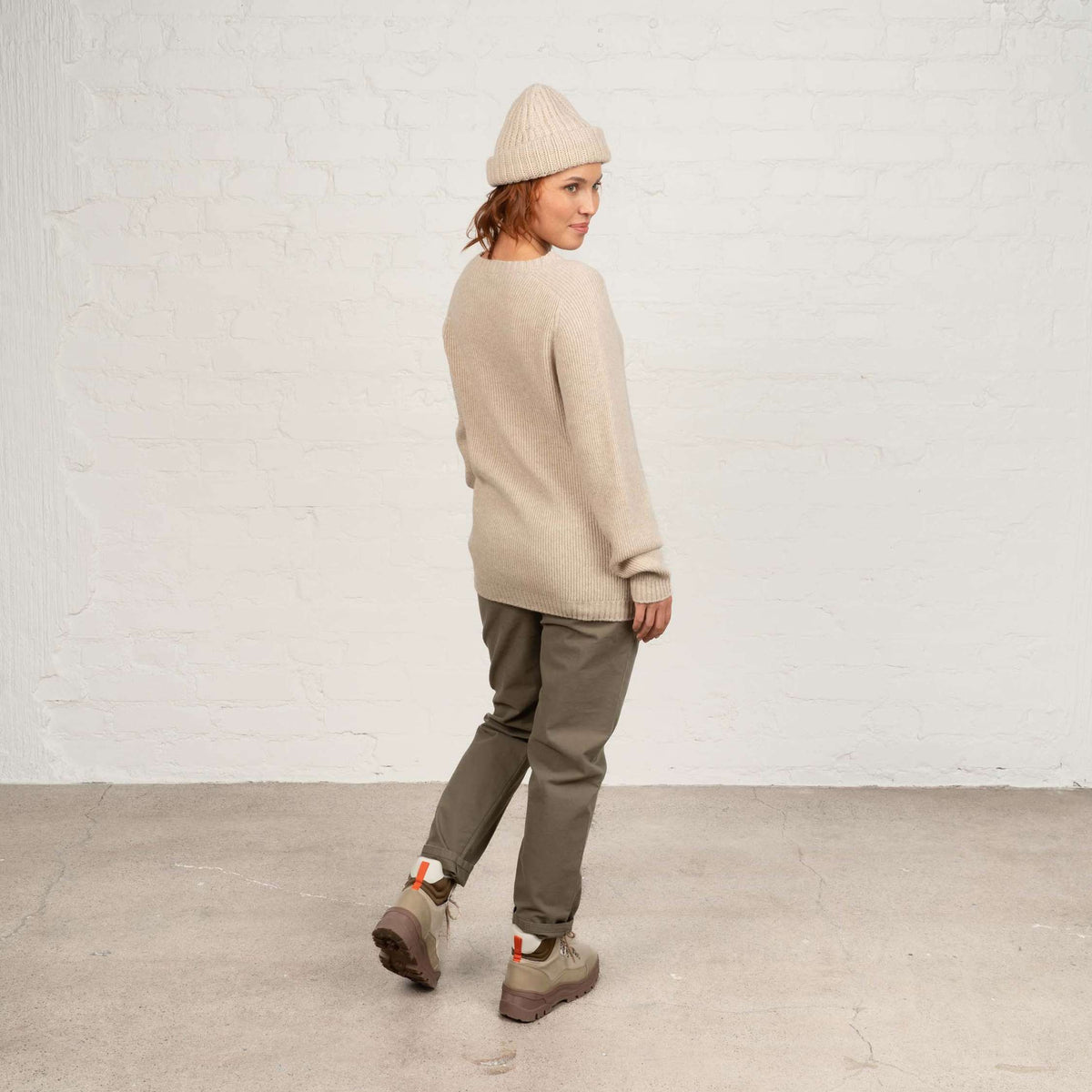 North Outdoor Pull en laine mérinos Kinos femme couleur amande, sans mulesing Laine mérinos. Fabriqué en Finlande. - Le mannequin mesure 173 cm et porte la taille M