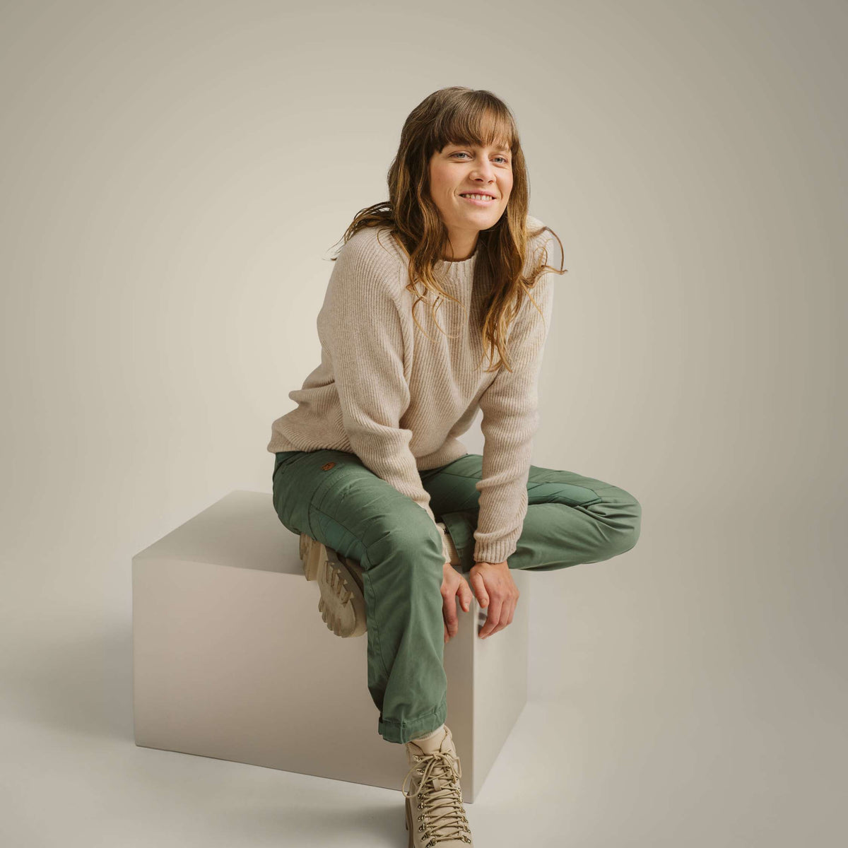 North Outdoor Pull en laine mérinos Kinos femme couleur amande, sans mulesing Laine mérinos. Fabriqué en Finlande. - Le mannequin mesure 178 cm et porte la taille S