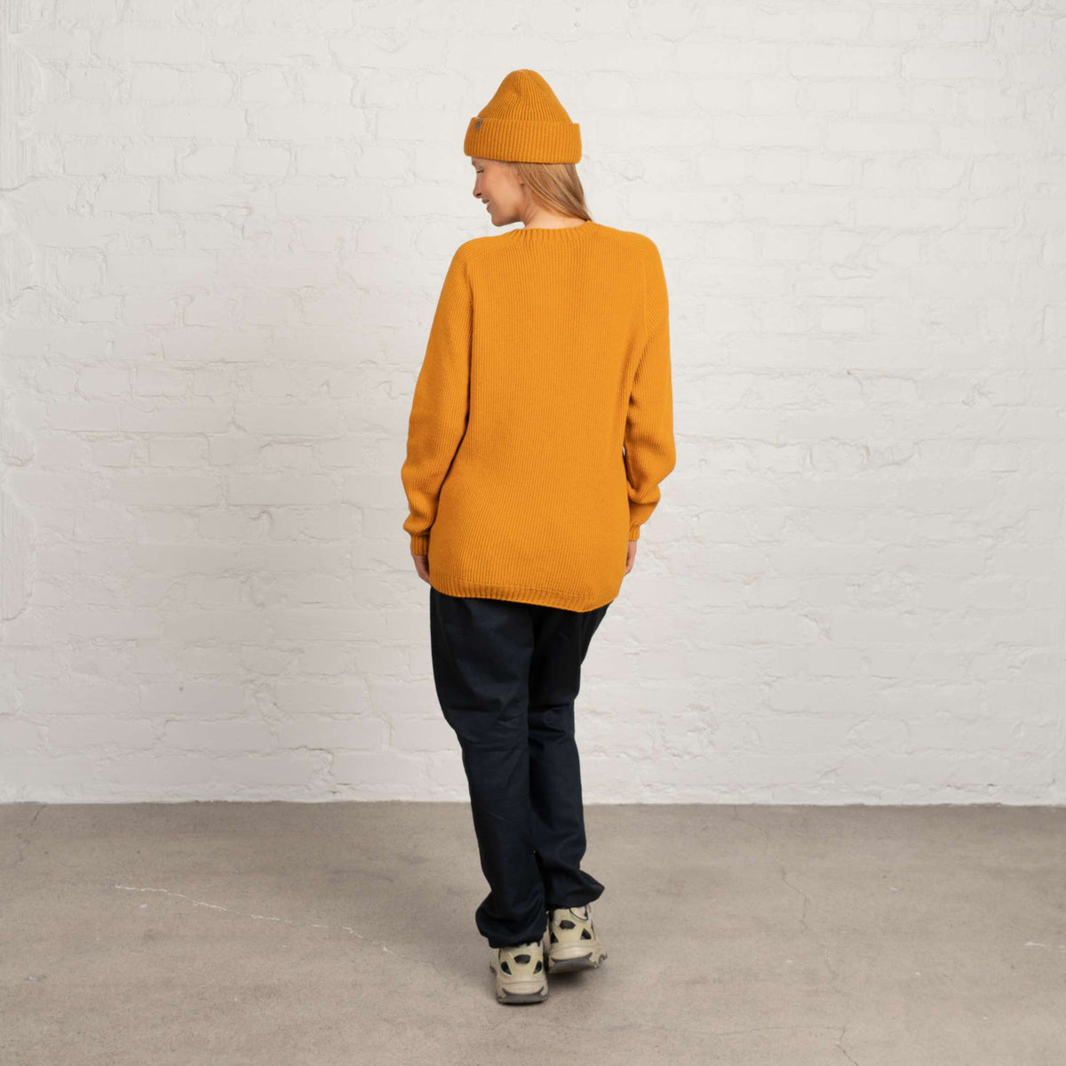 North Outdoor Maglione in lana merino Kinos da donna nel colore giallo deserto, mulesing-free Lana merino. Prodotto in Finlandia. - La modella è alta 173 cm e indossa la taglia M