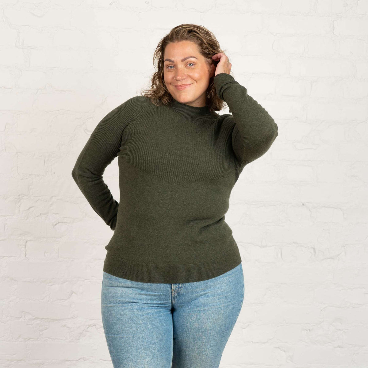 North Outdoor Aurora Women's merino knit sweater in nettle, mulesing-free merino wool. Made in Finland. - The model is 178 cm tall and wears size XL